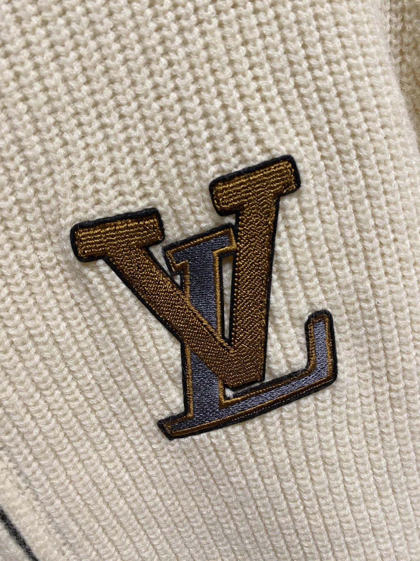🅿️540 【LV Louis Vuitton】Autumn and winter classic cardigan sweater, in full condition! ! ! Wool blended fabric, the latest model in 2025, golden ratio! ! Slim-fitting soft gold, versatile and practical item, the combination and practicality are extremely powerful, simple and elegant, and classy! To create your own style, it is highly recommended to buy it in two colors. The standard slim fit tailoring process is suitable for both young and old men. It is knitted from wool and will not cause any discomfort! While keeping warm, it is stylish, textured and wearable, and the classic logo with contrasting colors on the chest feels in place! ! Recommended for regular customers! ! Size M-3XL (maximum wear: 190 pounds)